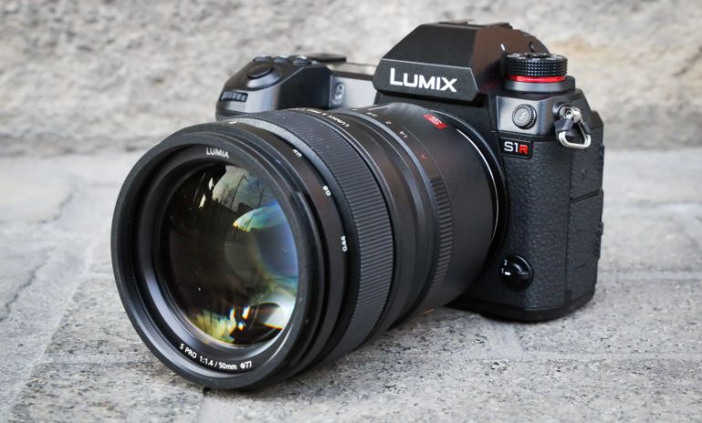 Panasonic Lumix S1R - camera for real estate photography